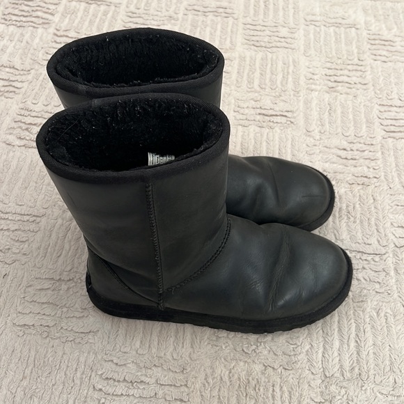 UGG Australia Women's Classic Short Boots, black leather, size 8 - Picture 8 of 16
